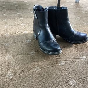 Dromedaris cap toe booties